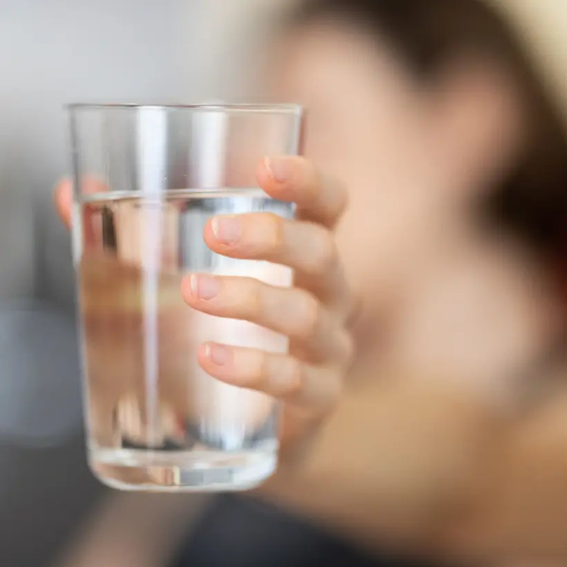 Glas mit Mineralwasser 1200x1200 Canva.jpg